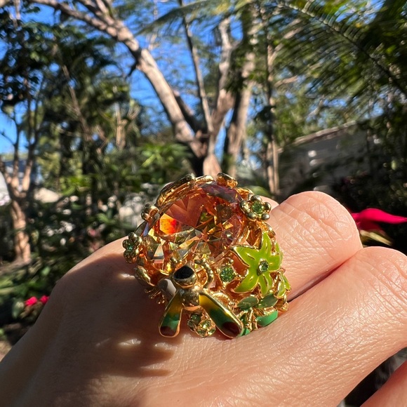 Gorgeous Enameled goldtone flowers n bee butterfly cocktail statement ring - Picture 2 of 12
